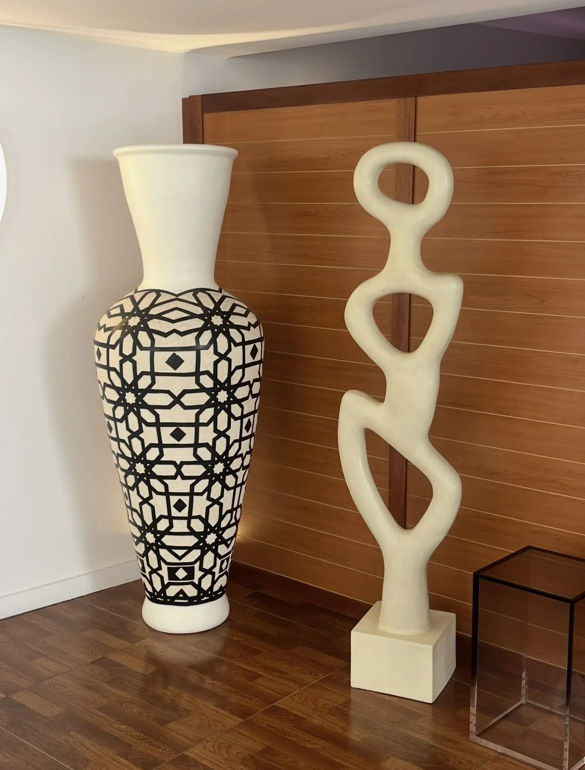 NEBIA Vase sculptural